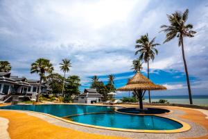 Bazén v ubytování Lanta Corner Resort nebo v jeho okolí