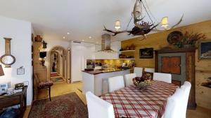 une cuisine et une salle à manger avec une table et des chaises dans l'établissement Demont 3, à Celerina