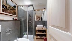 une salle de bain avec une douche, des toilettes et un lavabo dans l'établissement Demont 3, à Celerina 16 autres photos