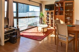 - un salon avec une table et une grande fenêtre dans l'établissement Welkeys Apartment - Allee de Liege, à Lille