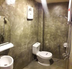 Koupelna v ubytování All in 1 Guesthouse