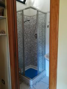 W łazience znajduje się prysznic ze szklanymi drzwiami. w obiekcie A Casa Mia w mieście Giffoni Valle Piana