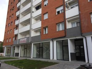 een extern uitzicht op een gebouw bij Apartment Gashi in Pristina
