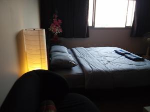 Postel nebo postele na pokoji v ubytování Renovate Room Near Impact