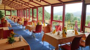 Ein Restaurant oder anderes Speiselokal in der Unterkunft Hessen Hotelpark Hohenroda 