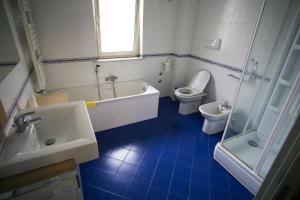 Koupelna v ubytování B&B dormirereggiocalabria + 16 fotografií
