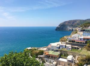 una vista aérea de un pueblo junto al océano en Casa Assunta, en Isquia