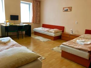 A bed or beds in a room at Pension Avio Angels