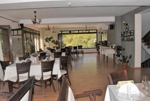 Restaurace v ubytování Complex Turistic Perla Trascaului