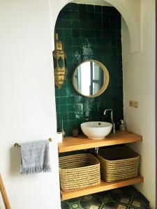 Ένα μπάνιο στο Riad Dar Wildeve +33 φωτογραφίες