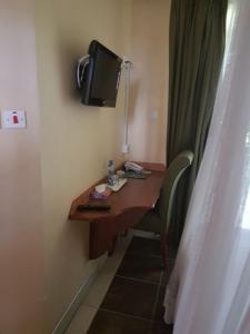 The Noble Hotel & Conference Centre的电视和/或娱乐中心