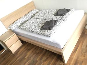 uma cama com lençóis pretos e brancos em Apartment Treetown em Regensburg