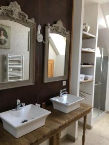 uma casa de banho com 2 lavatórios e um espelho em Gîte La Nuit Étoilée chez Champagne Mathelin em Mareuil-le-Port