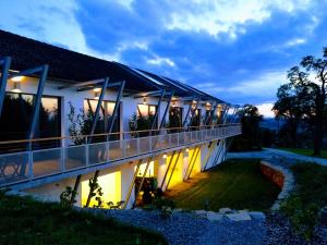 a building with a balcony with people standing on it at Aiglberger Hofapartments in Steyr