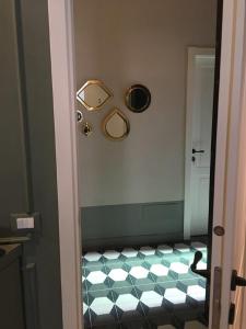 a bathroom with a black and white tiled floor at Suites Menaggio in Menaggio