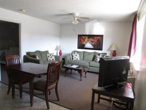 A seating area at Douglas Inn & Suites, Blue Ridge, GA