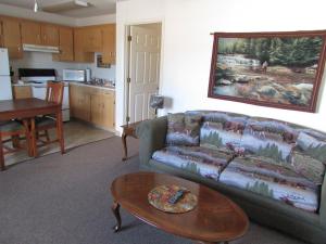 A seating area at Douglas Inn & Suites, Blue Ridge, GA