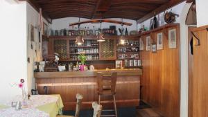 eine Bar in einem Restaurant mit einem Tisch und Stühlen in der Unterkunft Winzerschenke in Walporzheim