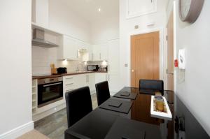 ヨークにあるApartment 4 The Keyes- Stunning & Stylish Apartment With Free Parkingのキッチン(ダイニングルームテーブル、椅子付)