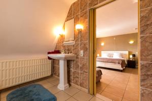 Postel nebo postele na pokoji v ubytování Arconaty Hotel