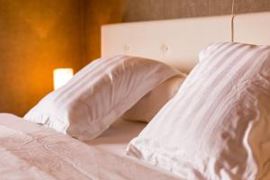 Postel nebo postele na pokoji v ubytování Arconaty Hotel