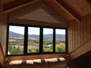 uma grande janela num quarto com um sofá em Ático Balcon De Jaca II em Jaca