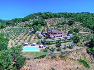 een luchtzicht op een huis op een heuvel met een zwembad bij Belvilla by OYO Zafferano in Morrano