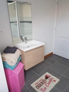 a bathroom with a sink and a mirror at location appartement in Wissant