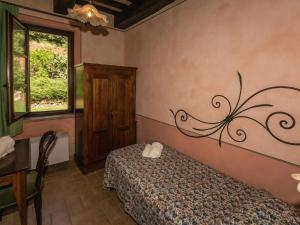 a bedroom with a bed with a flower design on the wall at Farmhouse in Montoro near Montoro Castle in Narni