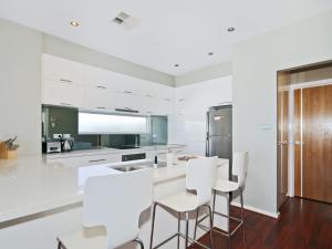 A kitchen or kitchenette at Ocean 180A