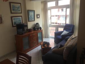 a living room with a couch and a tv at Apartamento Puerto de la Cruz in Puerto de la Cruz