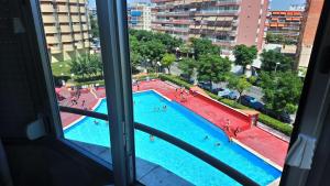 una ventana con vistas a la piscina en Promar en La Pineda