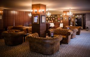 韋林格勒的住宿－皇家Spa酒店，大厅,在房间内配有沙发和椅子