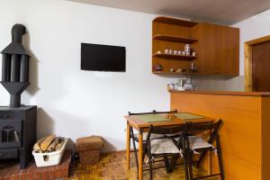 Una televisión o centro de entretenimiento en Apartment Košuta A2