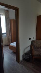 einen Spiegel in einem Zimmer mit einem Bett und einem Schlafzimmer in der Unterkunft Hotel Alt Steinbach in Steinbach im Taunus