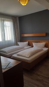 Postel nebo postele na pokoji v ubytování Hotel Alt Steinbach