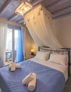 オルノスにあるVerano Mykonos Villaのベッドルーム1室(ベッド1台、タオル2枚付)