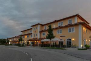 ein großes Gebäude an einer Straßenseite in der Unterkunft Abasto Hotel & Spa Maisach in Maisach