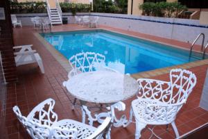 una mesa y sillas junto a una piscina en Eurohotel, en Panamá