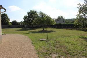 a garden with a tree in the middle of a yard at Un petit coin de paradis in Champigny-sur-Veude +2 photos