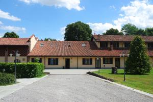 a house with a driveway in front of it at Country Hotel Castelbarco in Vaprio dʼAdda