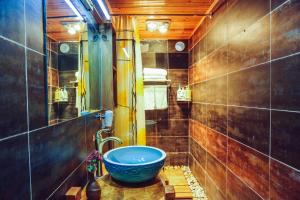 Ένα μπάνιο στο Cabin 7 Inn +98 φωτογραφίες