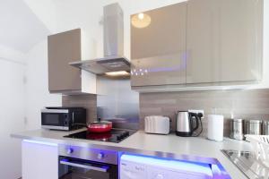 リーズにあるSpring Close Apartmentsのキッチン(コンロ付) 電子レンジの横にあるトップオーブン