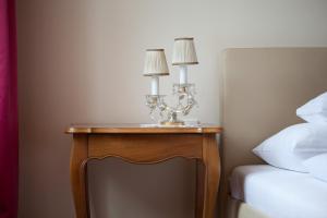 una mesa con dos lámparas junto a una cama en AMSEL VINTAGE Rooms, en Viena