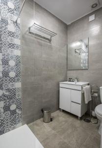 Bathroom sa Apartamentos Turísticos Domus Seleqtia Plaza Mayor