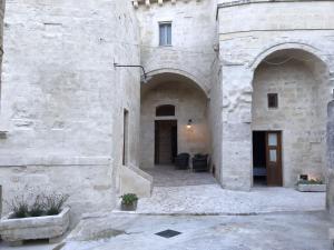 een toegang tot een stenen gebouw met twee bogen bij B&B Al Convento in Matera