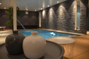 Hotel et Spa Les Cleunes Oléron内部或周边的泳池
