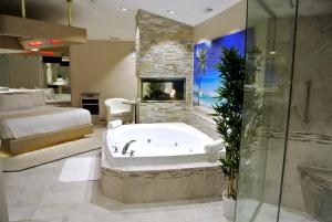 Un baño de Sybaris Pool Suites Frankfort - Adults Only