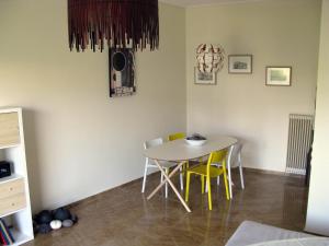 ELITE apartment 5 min to Acropolis في أثينا: غرفة طعام مع طاولة وكراسي صفراء