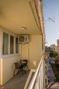 balkon ze stołem i oknem w obiekcie Marie w mieście Zadar +37 zdjęć